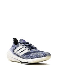 dunkelblaue und weiße Sportschuhe von adidas