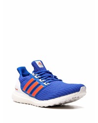 dunkelblaue und weiße Sportschuhe von adidas