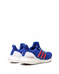 dunkelblaue und weiße Sportschuhe von adidas