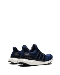 dunkelblaue und weiße Sportschuhe von adidas