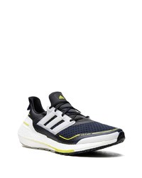 dunkelblaue und weiße Sportschuhe von adidas