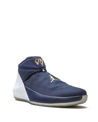 dunkelblaue und weiße Sportschuhe von Jordan