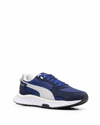 dunkelblaue und weiße Sportschuhe von Puma