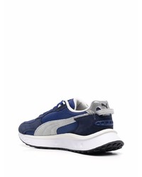 dunkelblaue und weiße Sportschuhe von Puma