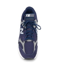 dunkelblaue und weiße Sportschuhe von New Balance