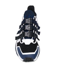 dunkelblaue und weiße Sportschuhe von White Mountaineering