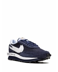 dunkelblaue und weiße Sportschuhe von Nike