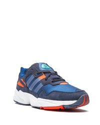 dunkelblaue und weiße Sportschuhe von adidas