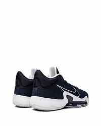 dunkelblaue und weiße Sportschuhe von Nike