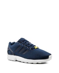 dunkelblaue und weiße Sportschuhe von adidas