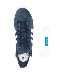 dunkelblaue und weiße Wildleder niedrige Sneakers von adidas