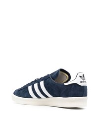 dunkelblaue und weiße Wildleder niedrige Sneakers von adidas