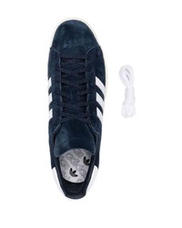 dunkelblaue und weiße Wildleder niedrige Sneakers von adidas