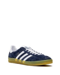 dunkelblaue und weiße Wildleder niedrige Sneakers von adidas