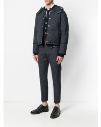 dunkelblaue vertikal gestreifte Daunenjacke von Thom Browne