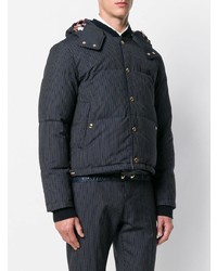 dunkelblaue vertikal gestreifte Daunenjacke von Thom Browne