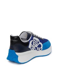 dunkelblaue Wildleder niedrige Sneakers mit Blumenmuster von Alexander McQueen