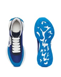 dunkelblaue Wildleder niedrige Sneakers mit Blumenmuster von Alexander McQueen