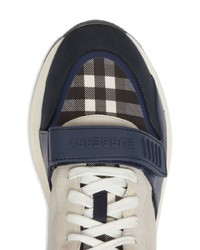 dunkelblaue Wildleder niedrige Sneakers mit Karomuster von Burberry