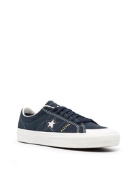 dunkelblaue Wildleder niedrige Sneakers mit Sternenmuster von Converse
