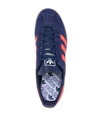 dunkelblaue Wildleder niedrige Sneakers von adidas