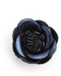 dunkelblauer Anstecknadel mit Blumenmuster