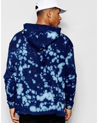 dunkelblauer bedruckter Pullover mit einem Kapuze von Asos