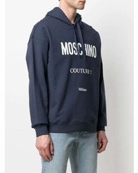 dunkelblauer bedruckter Pullover mit einem Kapuze von Moschino