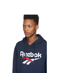 dunkelblauer bedruckter Pullover mit einem Kapuze von Reebok Classics