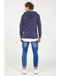 dunkelblauer bedruckter Pullover mit einem Kapuze von PLUS EIGHTEEN