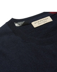 dunkelblauer flauschiger Pullover mit einem Rundhalsausschnitt mit Karomuster von Burberry
