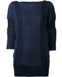 dunkelblauer flauschiger Pullover mit einem Rundhalsausschnitt