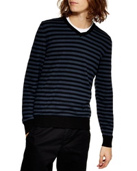 dunkelblauer horizontal gestreifter Pullover mit einem V-Ausschnitt