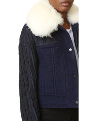 dunkelblauer Mantel mit einem Pelzkragen von Carven