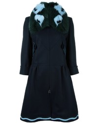 dunkelblauer Mantel mit einem Pelzkragen von Fendi