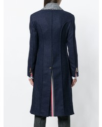 dunkelblauer Mantel mit einem Pelzkragen von Thom Browne