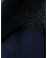dunkelblauer Mantel mit einem Pelzkragen von P.A.R.O.S.H.