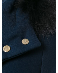 dunkelblauer Mantel mit einem Pelzkragen von Herno