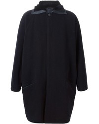 dunkelblauer Mantel mit einem Pelzkragen von Gianni Versace