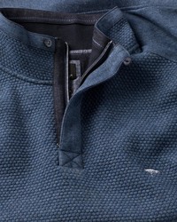 dunkelblauer Pullover mit einem Reißverschluss am Kragen von Fynch Hatton