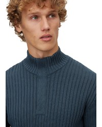 dunkelblauer Pullover mit einem Reißverschluss am Kragen von Marc O'Polo