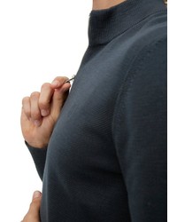 dunkelblauer Pullover mit einem Reißverschluss am Kragen von Marc O'Polo