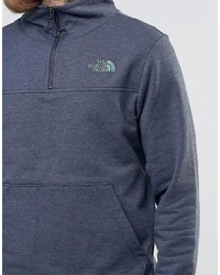 dunkelblauer Pullover mit einem Reißverschluss am Kragen von The North Face