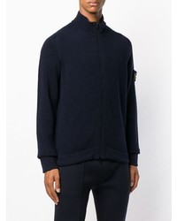 dunkelblauer Pullover mit einem Reißverschluß von Stone Island