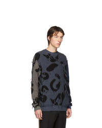 dunkelblauer Pullover mit einem Rundhalsausschnitt mit Leopardenmuster von Stella McCartney