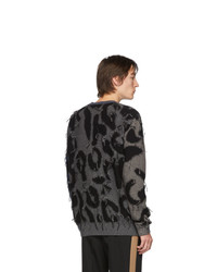 dunkelblauer Pullover mit einem Rundhalsausschnitt mit Leopardenmuster von Stella McCartney