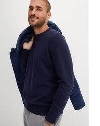 dunkelblauer Pullover mit einem Rundhalsausschnitt von bonprix