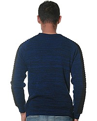 dunkelblauer Pullover mit einem Rundhalsausschnitt von CE&CE
