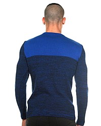 dunkelblauer Pullover mit einem Rundhalsausschnitt von CE&CE