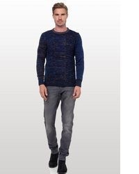 dunkelblauer Pullover mit einem Rundhalsausschnitt von RUSTY NEAL